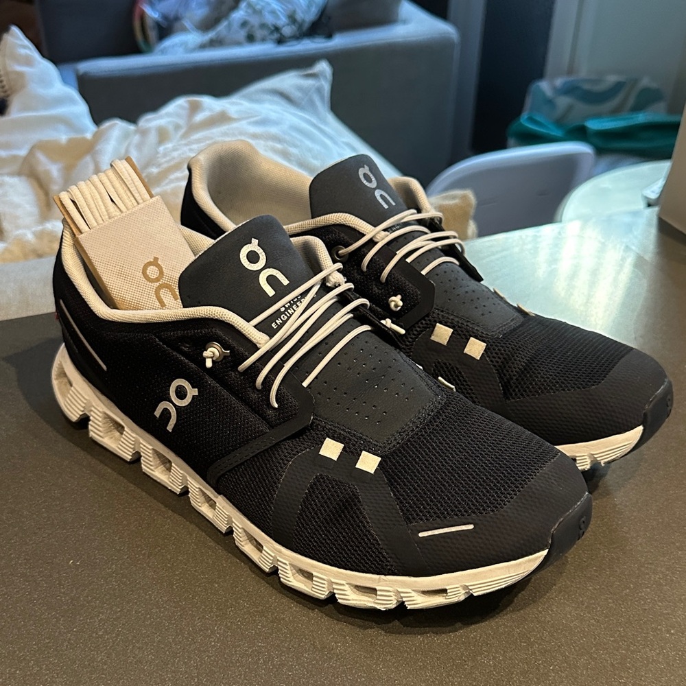 Barely Worn On Running Cloud 6 Sneakers in Midnight